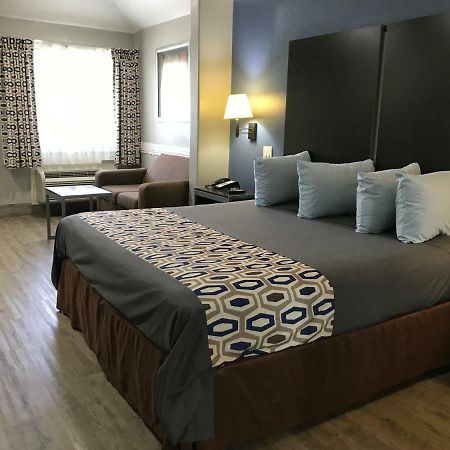 Camelot Inn And Suites Aldine Экстерьер фото