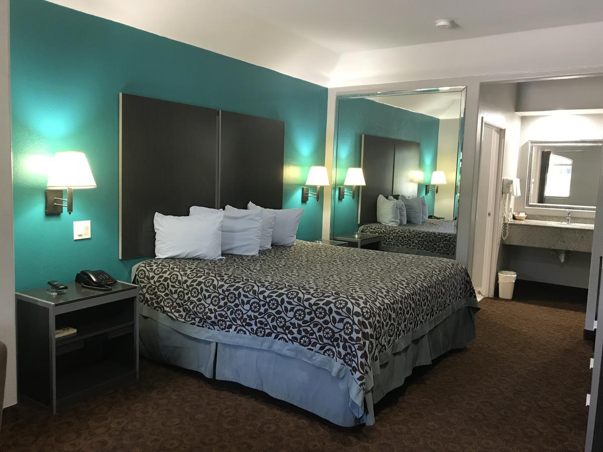 Camelot Inn And Suites Aldine Экстерьер фото
