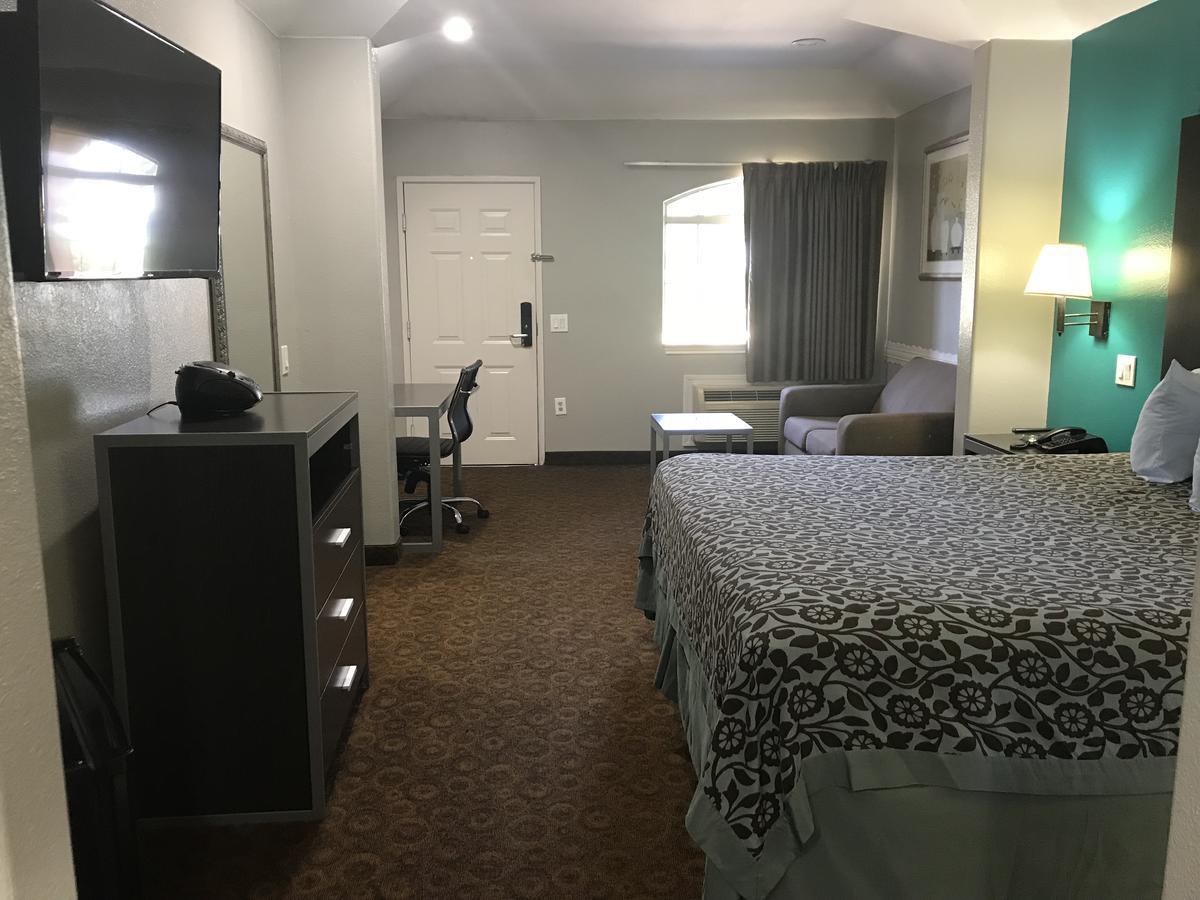 Camelot Inn And Suites Aldine Экстерьер фото
