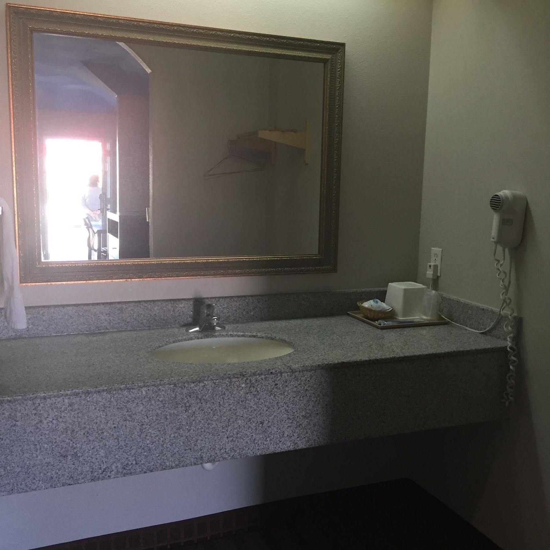 Camelot Inn And Suites Aldine Экстерьер фото