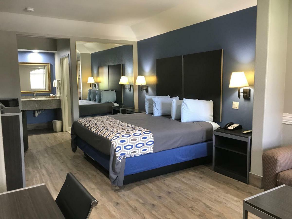 Camelot Inn And Suites Aldine Экстерьер фото