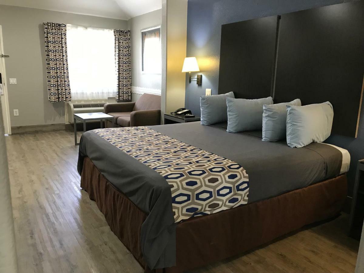 Camelot Inn And Suites Aldine Экстерьер фото
