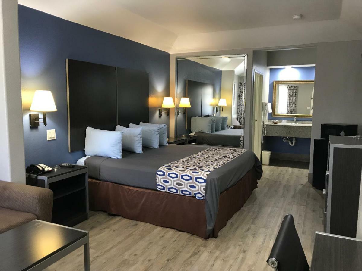 Camelot Inn And Suites Aldine Экстерьер фото